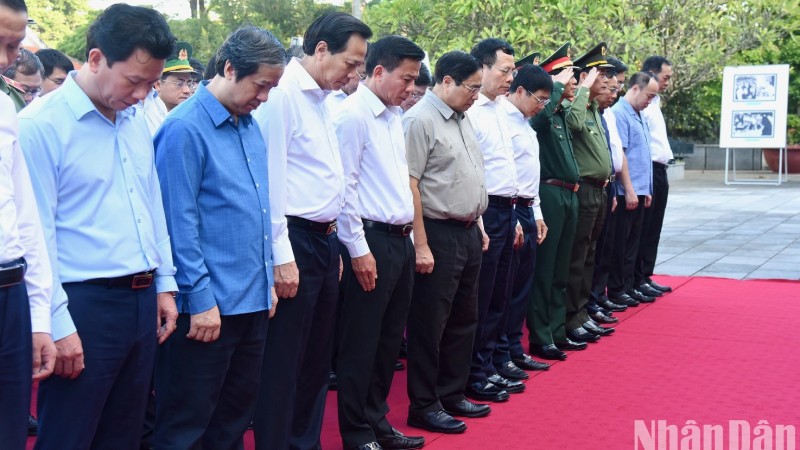 Премьер-министр Фам Минь Тьинь и делегация воскуряют благовония в память о Президенте Хо Ши Мине.