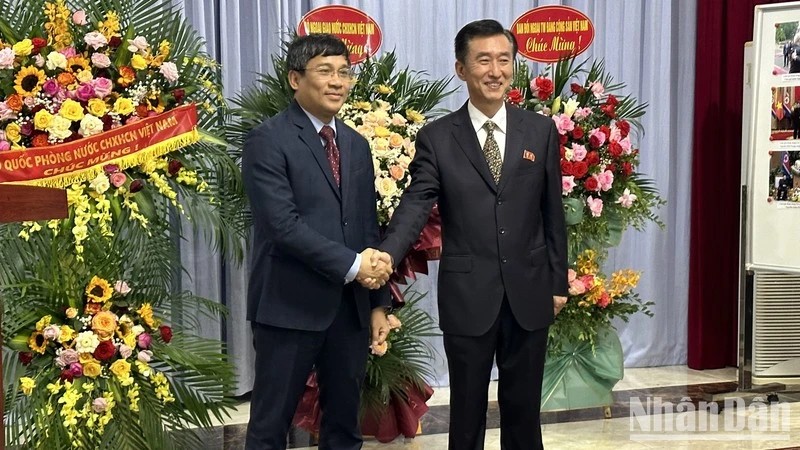 Заместитель министра иностранных дел Вьетнама Нгуен Минь Ву (слева) и временный поверенный в делах КНДР во Вьетнаме Ри Хо Джун.