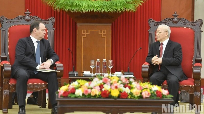 Генеральный секретарь ЦК КПВ Нгуен Фу Чонг (справа) и Премьер-министр Беларуси Роман Головченко. 