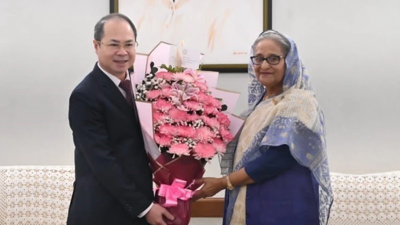 Посол Нгуен Мань Кыонг и Премьер-министр Бангладеш Шейх Хасина. Фото: ВИА