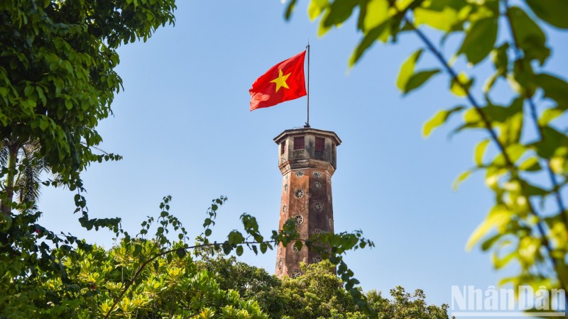 Красный флаг с желтой звездой развевается на Флаговой башне Ханоя.