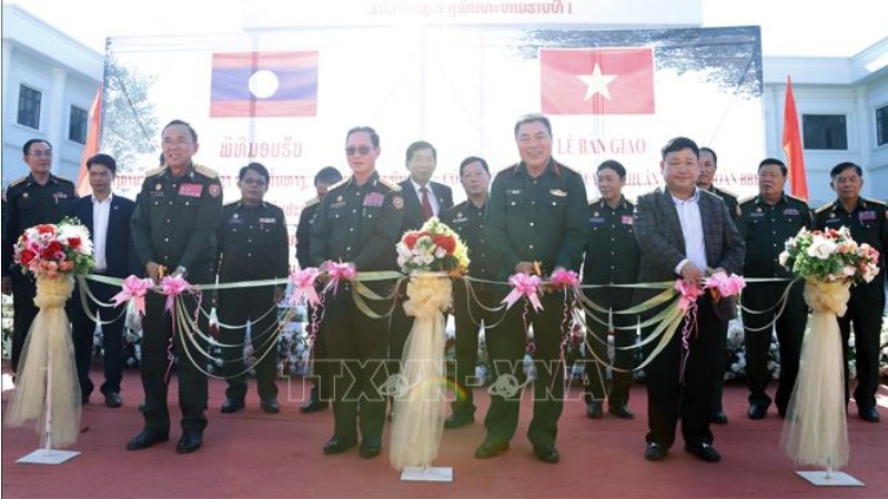 Представители Минобороны Вьетнама и Лаоса разрезают ленту в знак открытия сооружения. Фото: ВИА