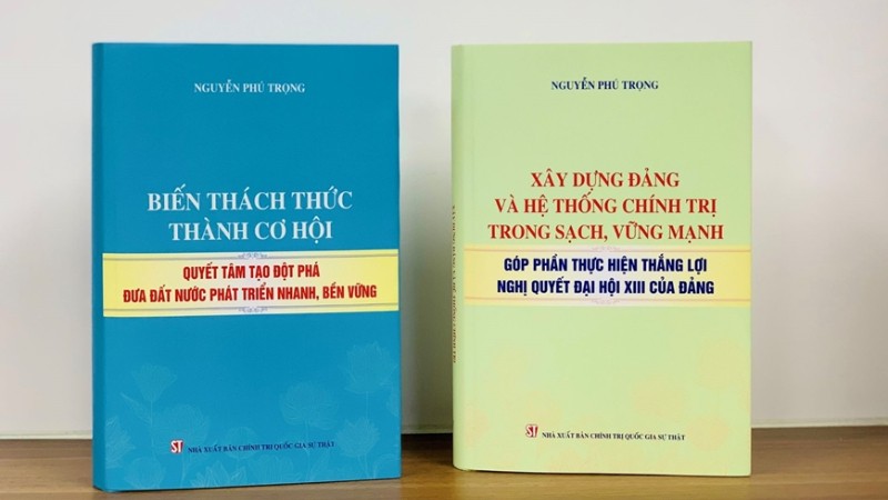 Две книги Генерального секретаря ЦК КПВ Нгуен Фу Чонга. 