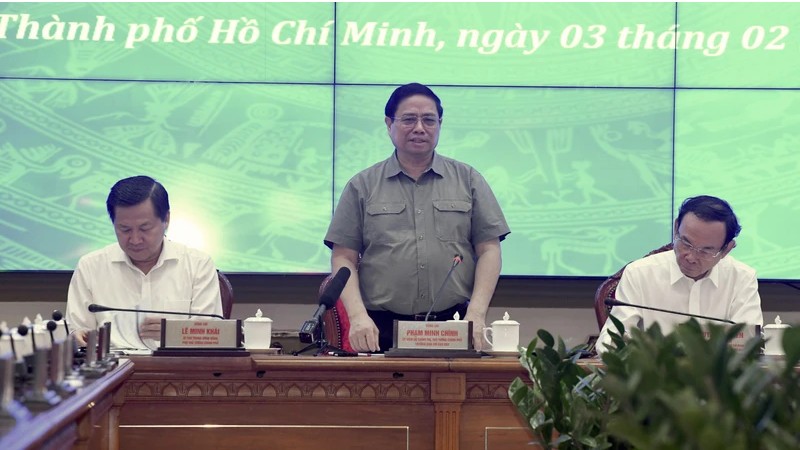 Премьер-министр Фам Минь Тьинь выступает с речью. 