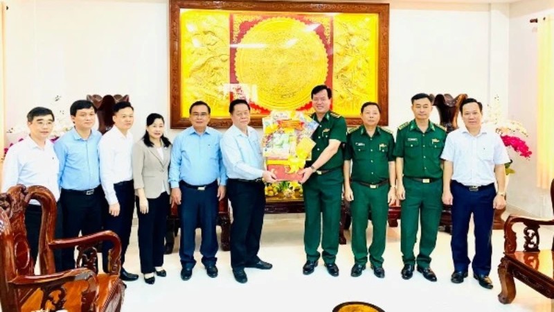 Товарищ Нгуен Чонг Нгиа поздравляет с Тэтом офицеров и сотрудников пограничных войск провинции Тиенжанг. 