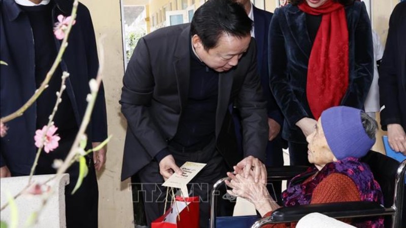 Вице-премьер Чан Хонг Ха посещает Центр социальной защиты №3. Фото: ВИА