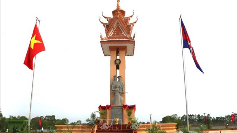 Памятник вьетнамско-камбоджийской дружбы в провинции Свайриенг. Фото: ВИА