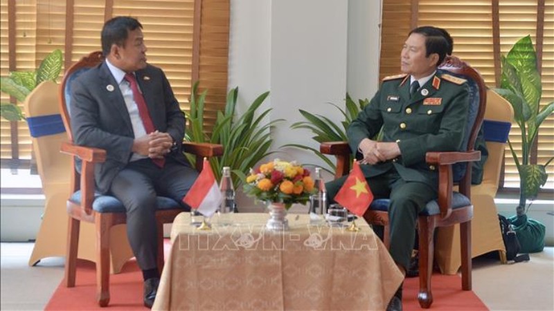 Генерал-полковник Нгуен Тан Кыонг (справа) и Замминистра обороны Индонезии Мухаммад Хериндра. Фото: ВИА