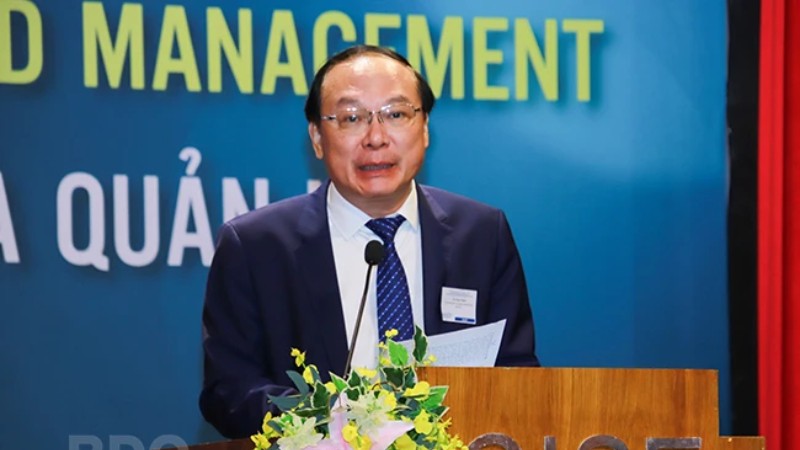Замминистра природных ресурсов и охраны окружающей среды Ле Конг Тхань выступает на конференции. Фото: ВИА