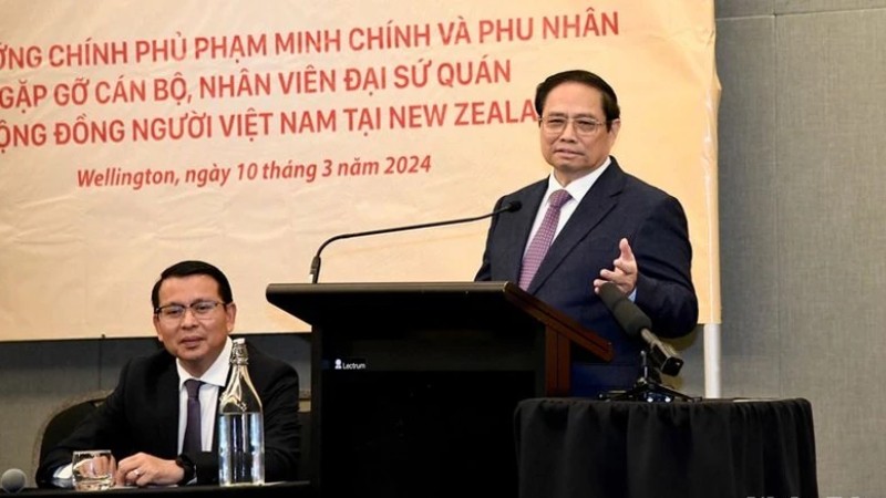 Премьер-министр Фам Минь Тьинь на встрече с представителями сообщества вьетнамцев в Новой Зеландии. 