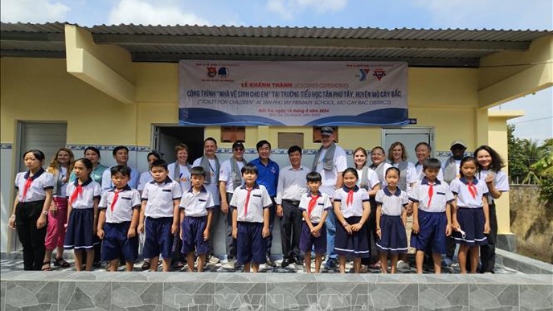 Американские волонтеры и школьники начальной школы Танфутэй. Фото: ВИА