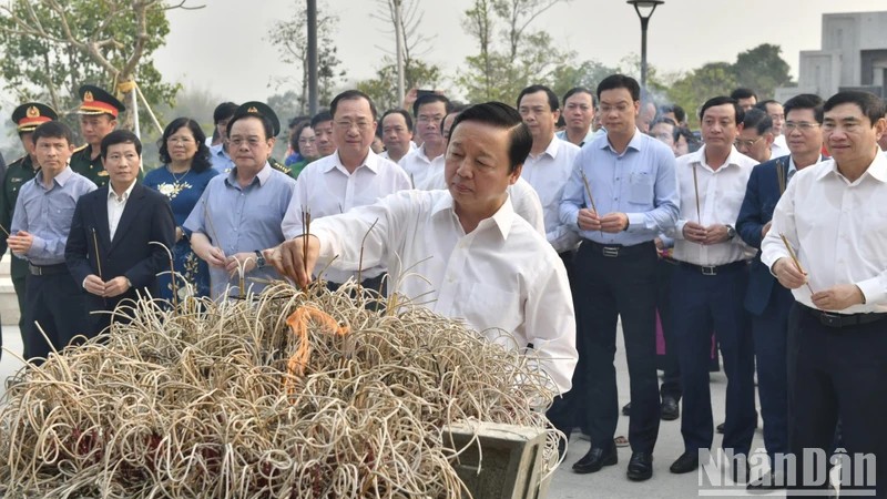 Вице-премьер Чан Хонг Ха и рабочая делегация Правительства воскуряют благовония в память о павших бойцах. 