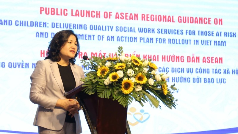 Замминистра труда, инвалидов войны и социального обеспечения Нгуен Тхи Ха выступает на семинаре. Фото: ВИА