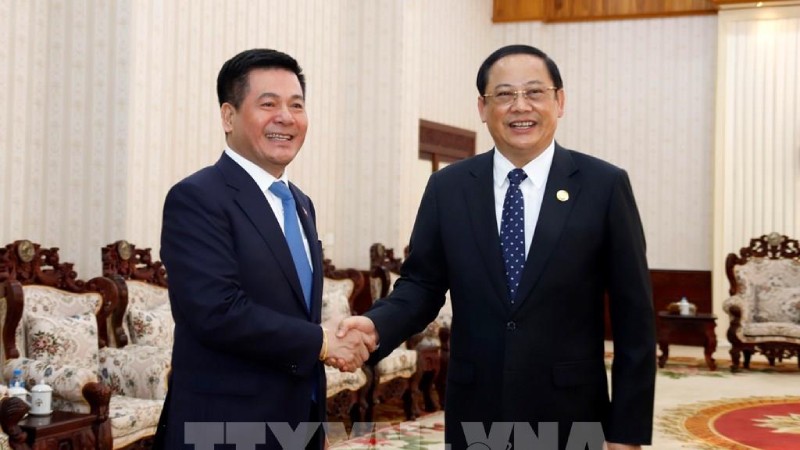 Министр промышленности и торговли Вьетнама Нгуен Хонг Зиен (слева) и Премьер-министр Лаоса Сонесай Сипхандон. Фото: ВИА