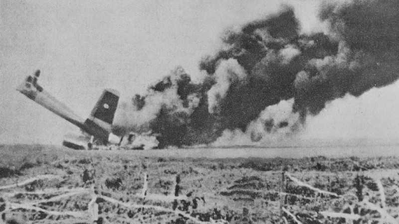 Французский самолет разбился на фронте Дьенбьенфу в 1954 году. Фото: ВИА