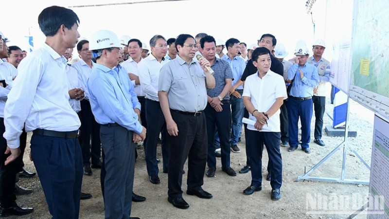 Премьер-министр Фам Минь Тьинь осматривает ход строительства скоростной автомагистрали Ванфонг-Нячанг.
