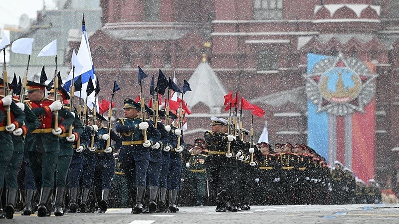 Военный парад на Красной площади в Москве впервые в истории проходит под снегопадом. Фото: Интерфакс