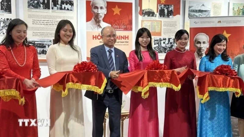 Посол Вьетнама во Франции Динь Тоан Тхань (третий слева) и другие делегаты перерезают ленточку на открытии выставки.