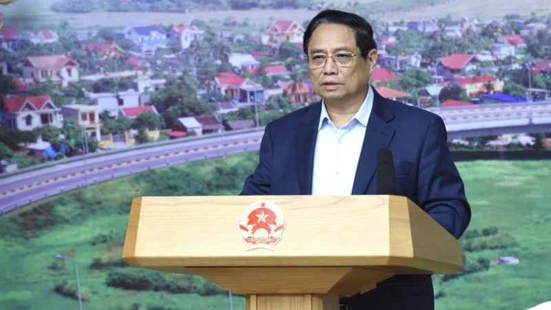 Премьер-министр Фам Минь Тьинь выступает с речью на заседании. 