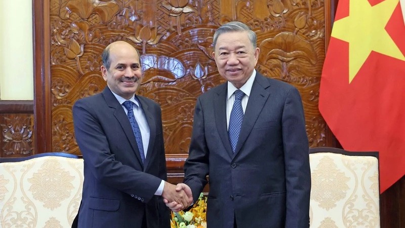 Президент Вьетнама То Лам (справа) и Посол Индии во Вьетнаме Сандип Арья. Фото: ВИА