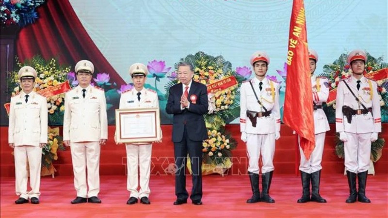 Президент То Лам вручает профессиональным техническим силам Орден «За боевой подвиг» второй степени. Фото: ВИА