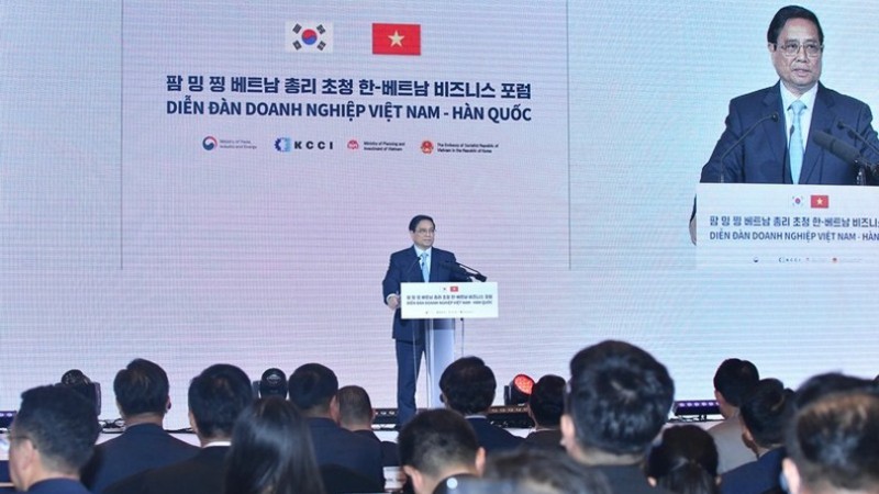 Премьер-министр Вьетнама Фам Минь Тьинь выступает на вьетнамско-южнокорейском бизнес-форуме.