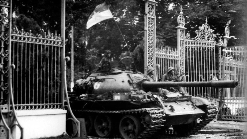 30 апреля 1975 года танк Армии освобождения прорвался через железные ворота, захватил президентский дворец с тогдашним сайгонским режимом и триумфально завершил 30-летнюю борьбу нации против иностранных захватчиков, добившись полного воссоединения страны.