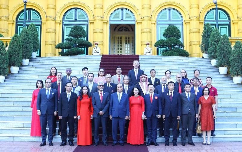 Президент фотографируется с международными делегатами. Фото: Канцелярия Президента