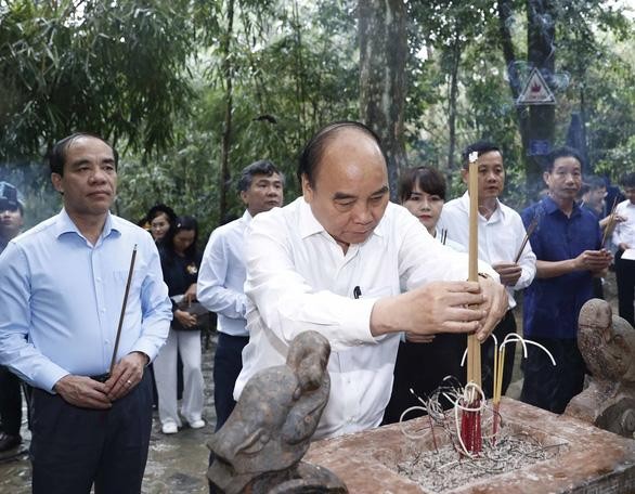 Президент Нгуен Суан Фук зажигает благовония в память о Президенте Хо Ши Мине. Фото: VNA