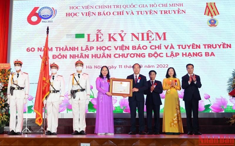 Вице-президент Во Тхи Ань Суан вручает орден Независимости 3-й степени представителю Академии журналистики и пропаганды. Фото: Тхань Дат