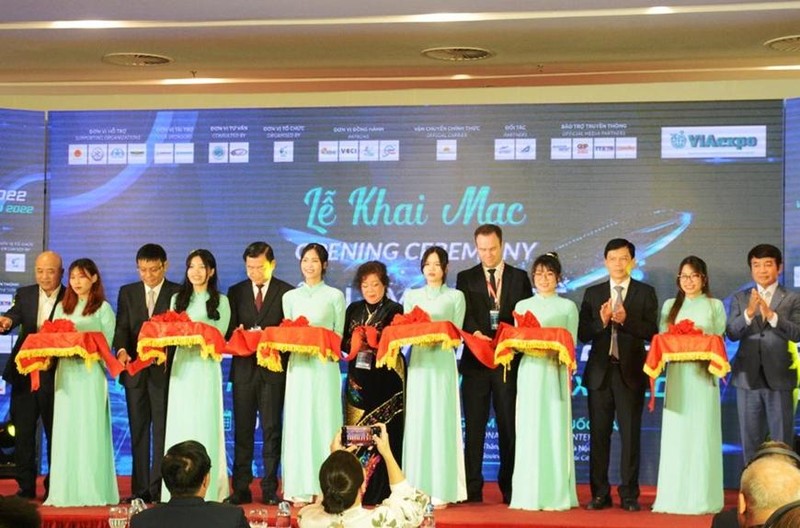 Делегаты разрезают ленту на церемонии открытия выставки. Фото: qdnd.vn