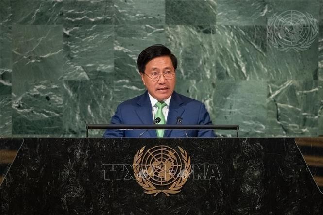 Постоянный вице-премьер Фам Бинь Минь выступает на Неделе высокого уровня 77-й сессии Генеральной Ассамблеи ООН. Фото: VNA