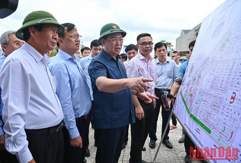 Председатель НС Выонг Динь Хюэ проверяет ход выполнения проекта строительства Международного аэропорта Лонгтхань. Фото: Зюи Линь