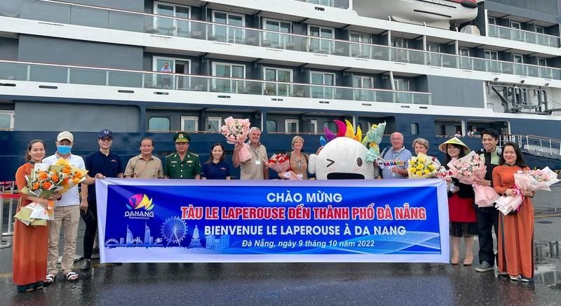 Представители города Дананга встречают пассажиров круизного лайнера «Le Laperouse».