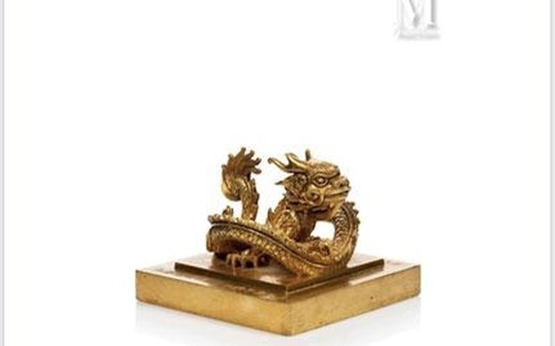 Фотография золотой печати на сайте аукционной компании MILLON.