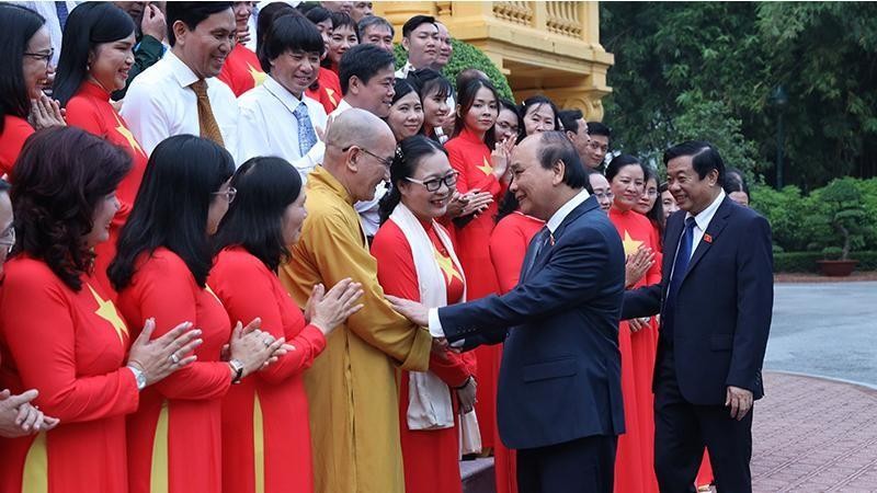 Президент Нгуен Суан Фук встречается с выдающимися передовиками провинции Виньлонг. 