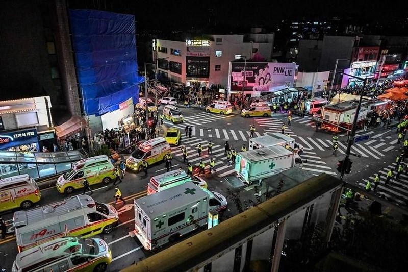 Южнокорейские власти на месте происшествия в Итхэвоне. Фото: AFP/VNA