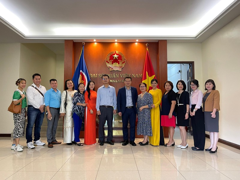 Вьетнамская делегация фотографируется с представителями вьетнамской общины в Малайзии. Фото: МИД Вьетнама