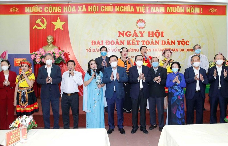 Председатель Национального собрания Выонг Динь Хюэ и участники мероприятия. Фото: ВИА