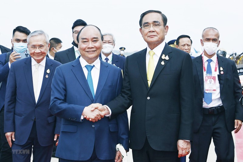 Премьер-министр Таиланда Прают Чан-Оча встречает Президента Нгуен Суан Фука в аэропорту. Фото: ВИА