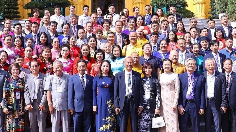 Вице-президент Во Тхи Ань Суан и делегация Ассоциации культурного наследия Вьетнама. 