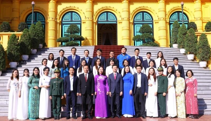 Вице-президент Во Тхи Ань Суан фотографируется с делегатами. 