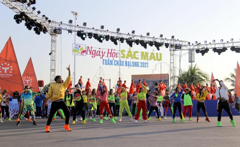 Карнавал в Халонге 2021 года привлек множество посетителей. Фото: baoquangninh.com.vn