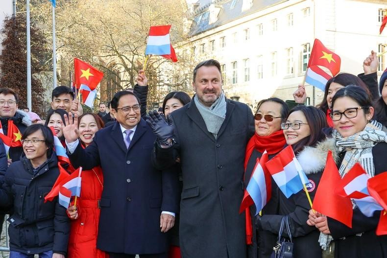 Премьер-министры двух стран фотографируются с представителями вьетнамской общины в Люксембурге. Фото: VGP