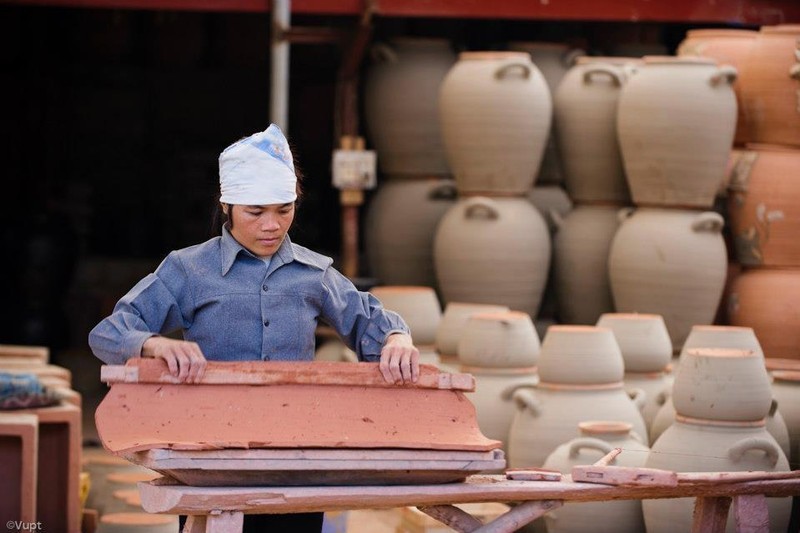 Женщины деревни Фуланг много занимаются лепкой керамических заготовок. Это один из важных этапов создания полноценного произведения. Фото: vnexpress.net