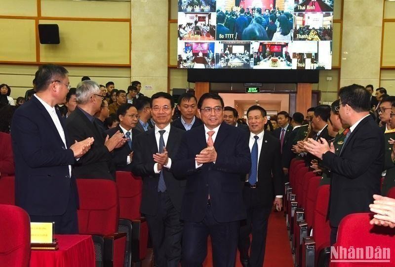 Премьер-министр Фам Минь Тьинь на конференции. Фото: Чан Хай