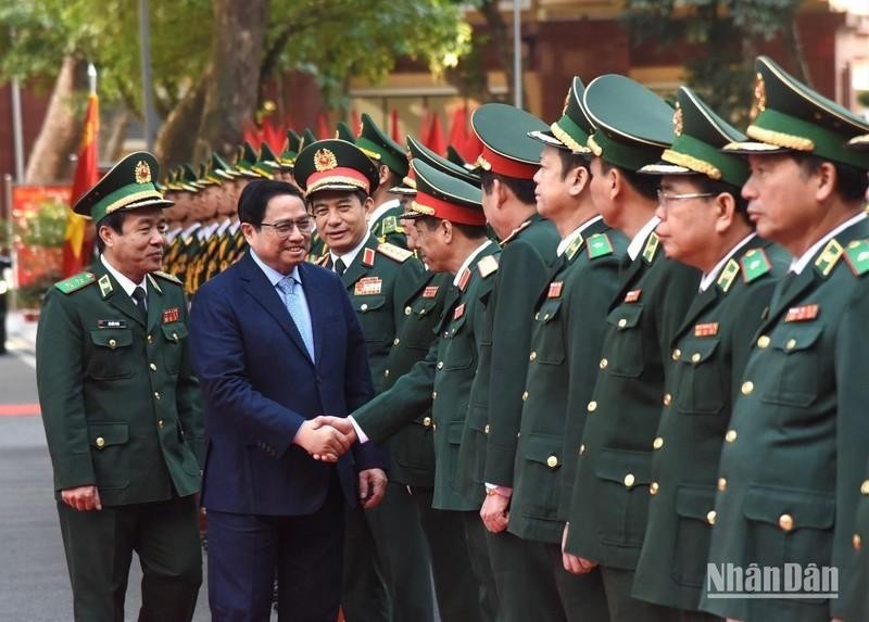 Премьер-министр Фам Минь Тьинь на встрече с руководителями Командования пограничных войск. Фото: Чан Хай