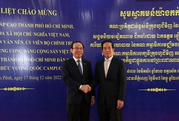 Секретарь Парткома города Хошимина Нгуен Ван Нэн (слева) и Мэр Пномпеня Кхуонг Сренг. Фото: ВИА