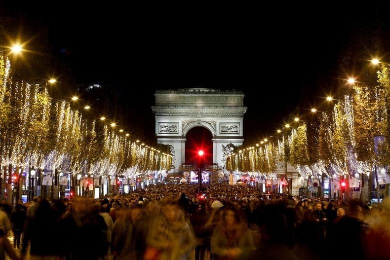 Яркий елисейский бульвар готов к встрече Рождества во Франции. Фото: Рейтер