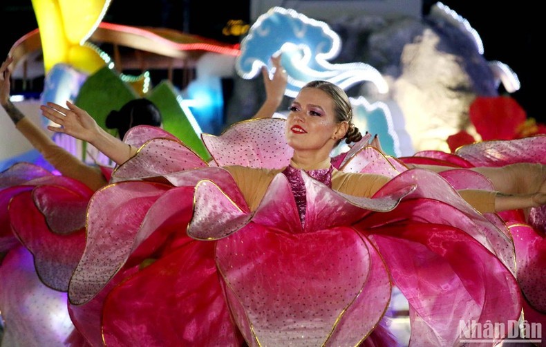 Иностранные артисты в костюмах цветов города Далат.
